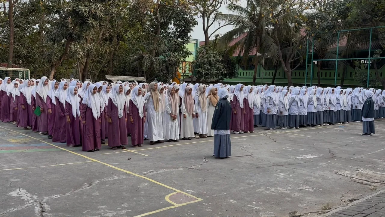 Santri mengikuti kegiatan bersama di halaman madrasah