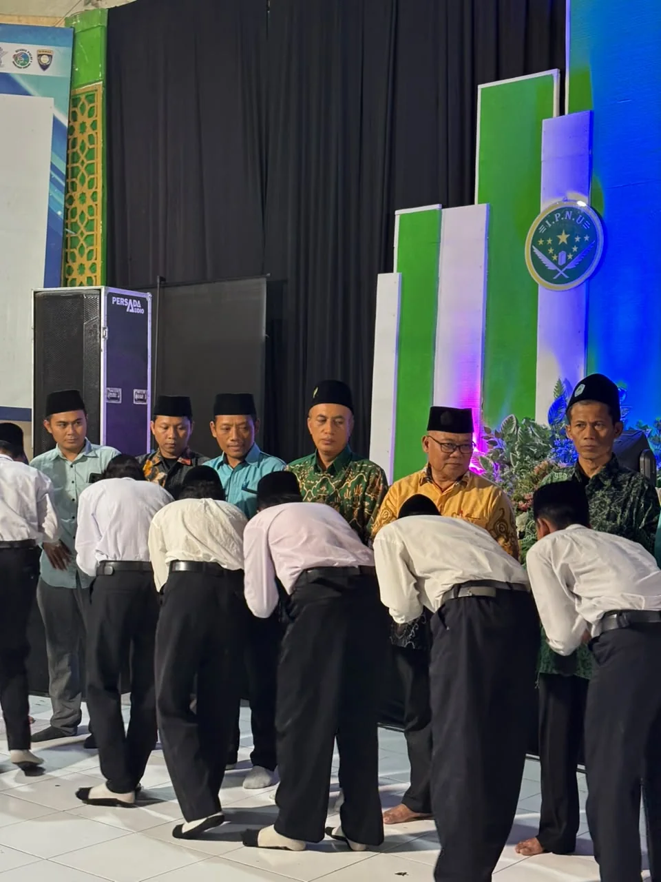 Santri bersalaman dengan para pendidik