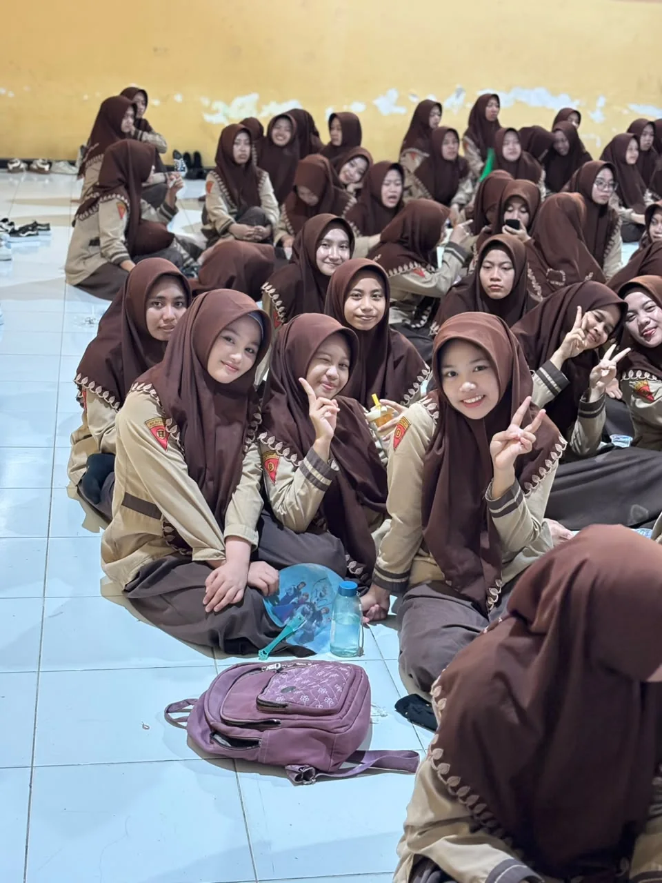 Kebersamaan santri putri dalam kegiatan pramuka