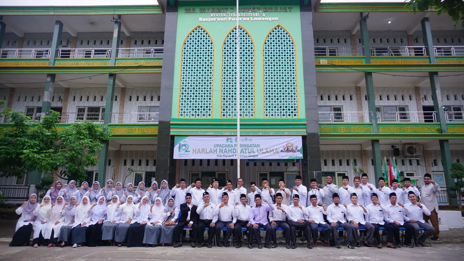 Foto bersama dewan guru dan staff